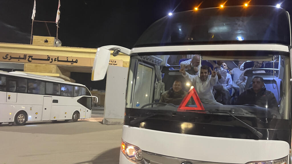 Des prisonniers palestiniens expulsés des Territoires palestiniens, après leur libération d'une prison israélienne, suite à un accord de cessez-le-feu entre Israël et le Hamas, arrivent du côté égyptien du poste-frontière de Rafah, entre l'Égypte et la bande de Gaza, en février 2025. (Image d'illustration)