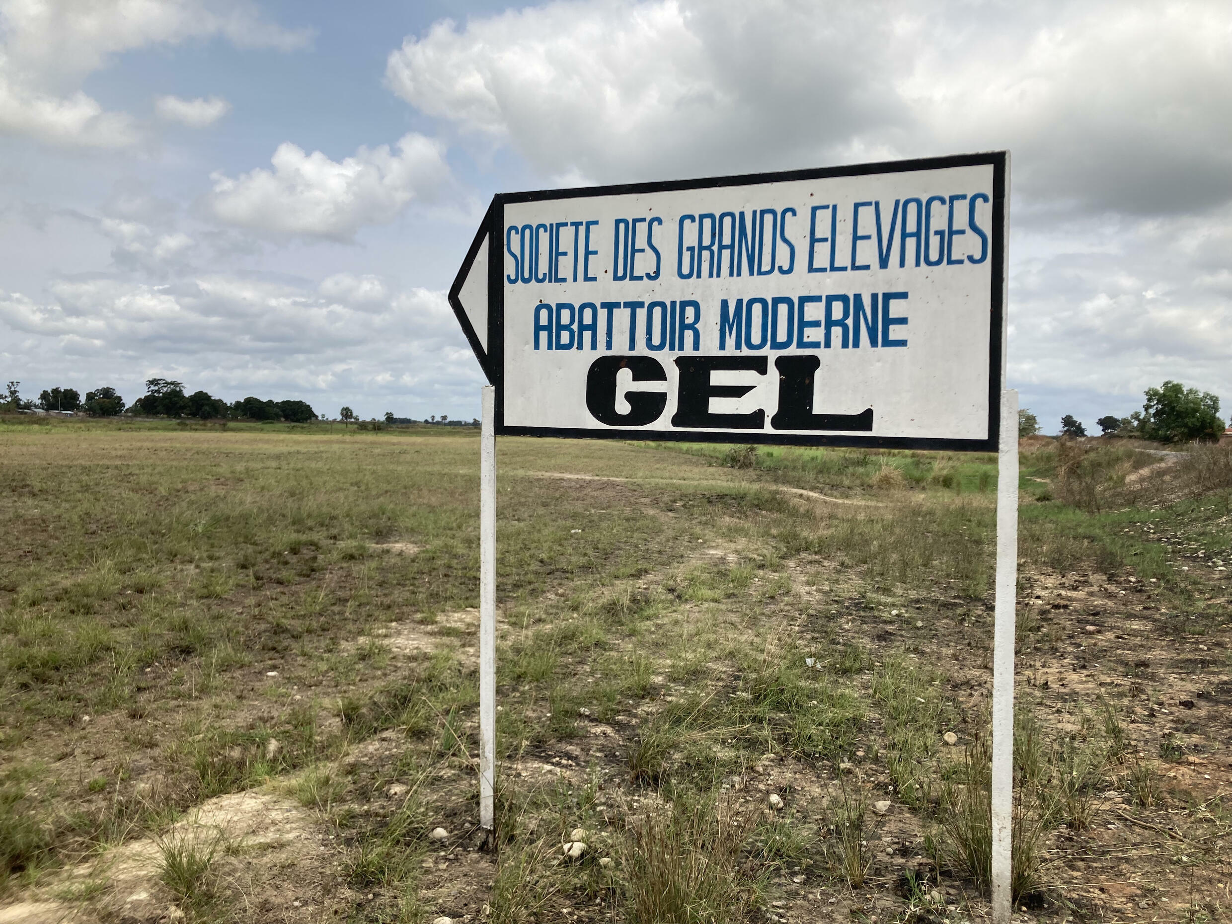 Un panneau directionnel indiquel la société des grands élevages (GEL), en RDC.