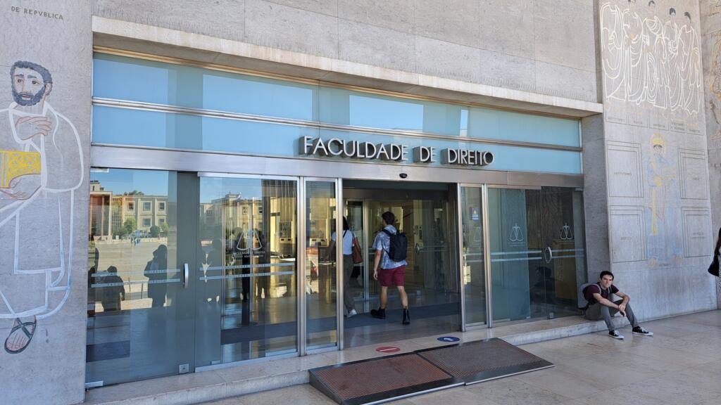 A Faculdade de Direito da Universidade de Lisboa é o local de votação na capital portuguesa.