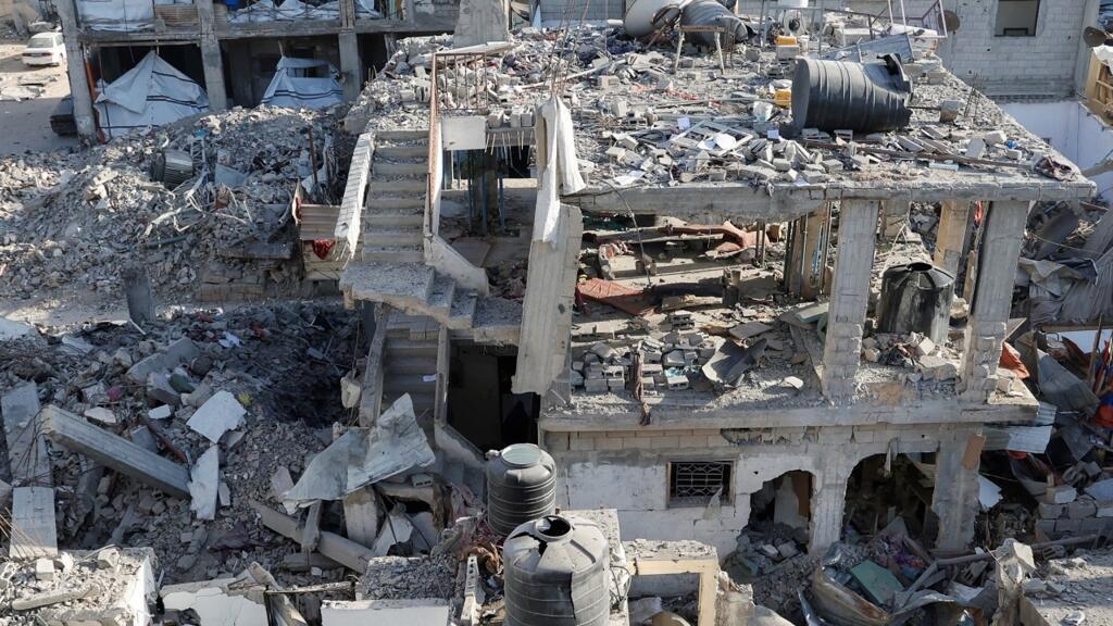 Une maison de Khan Younès, dans le sud de la bande de Gaza, après un bombardement de l'armée israélienne, le 18 mars 2025.