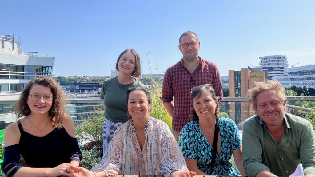 de bas en haut : Clémence Peyssard,Anne-Cécile Bras, Célia Quilleret, Igor Strauss, Amanda Morrow et Simon Rozé