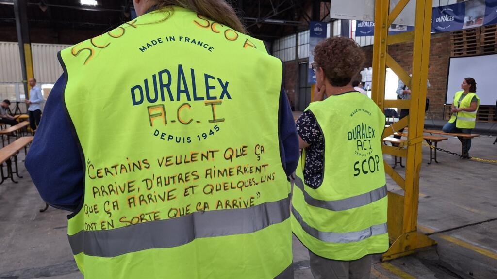 Des salariés de Duralex le 2 septembre 2024 à l'usine de la Chapelle-Saint-Mesmin (centre de la France), après la reprise en coopérative.