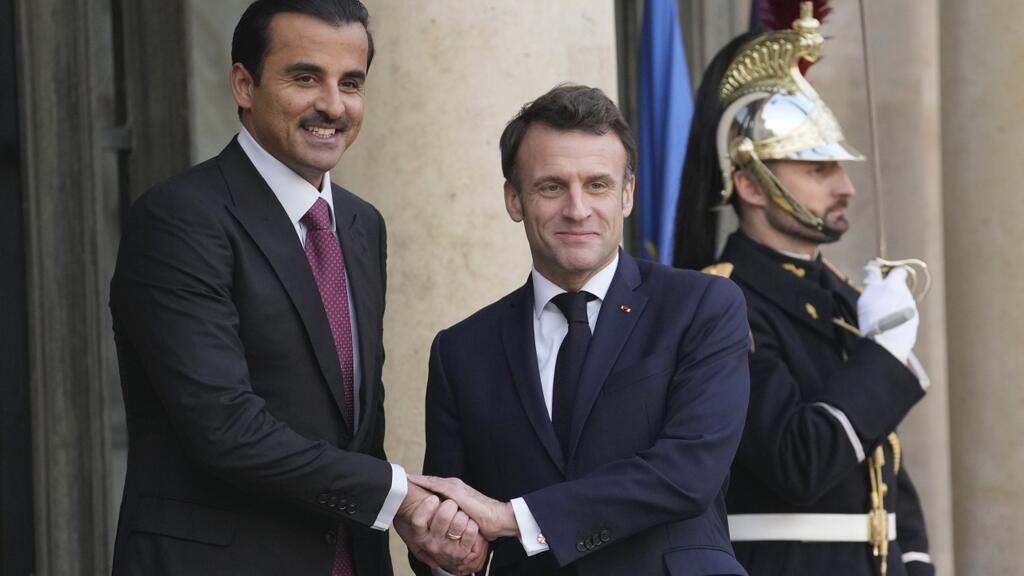 Le président Emmanuel Macron avec l’émir du Qatar Al Thani reçu à l’Elysée à Paris, le 15 février 2023.