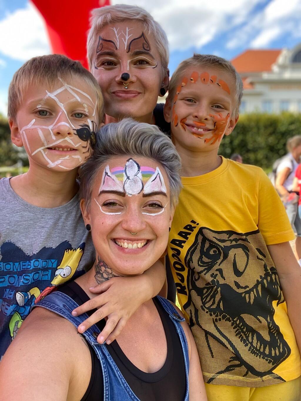 Щаслива родина на відпочинку