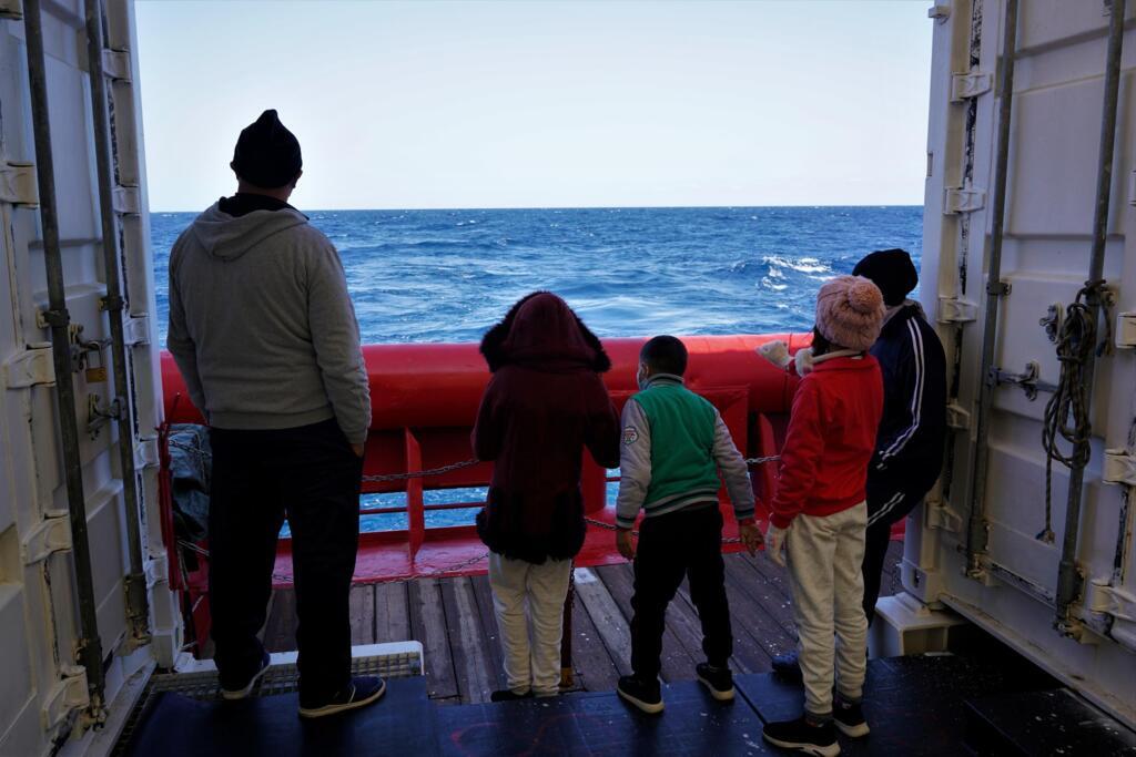 Mourad et sa famille face au large.