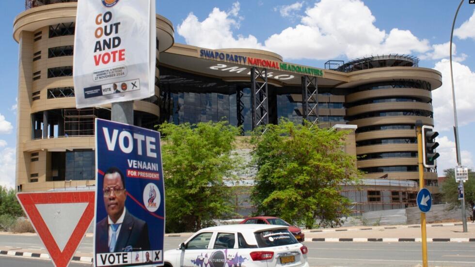 Mabango ya uchaguzi mjini Windhoek, Namibia, tarehe 24 Novemba 2024, kabla ya uchaguzi uliopangwa kufanyika Novemba 27, 2024.