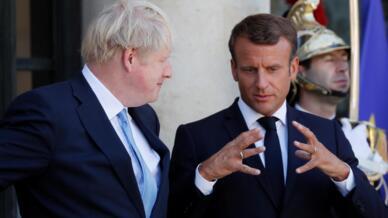 Đối thoại dự trù "gay gắt" giữa tổng thống Pháp Emmanuel Macron (phải) cùng thủ tướng Anh Boris Johnson vì hồ sơ đánh bắt cá trong giai đoạn hậu Brexit. Ảnh chụp hồi tháng 8/2019.