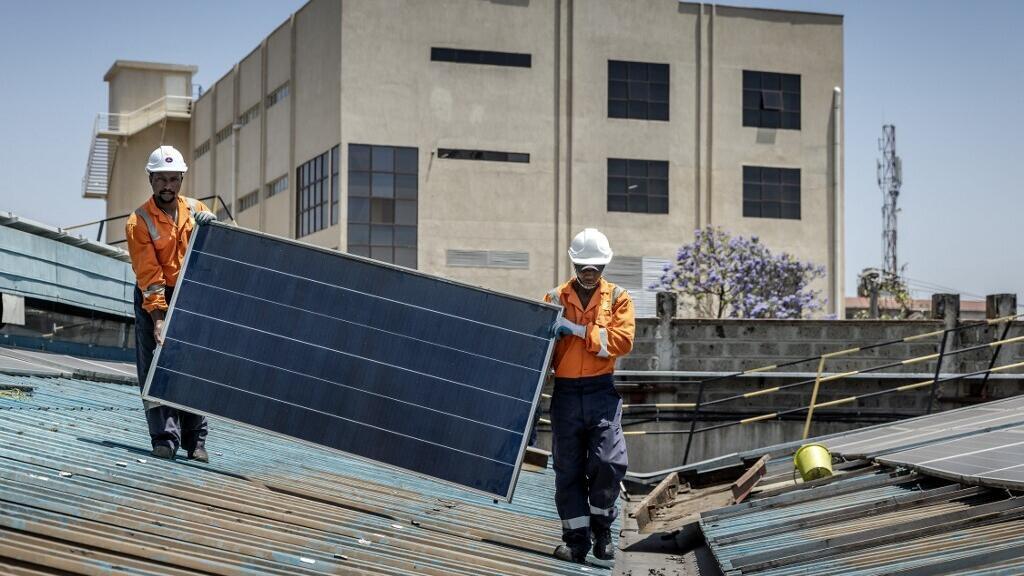 Ténnicos instalam painéis solares em zona industrial de Nairóbi, no Quênia: falta de mão de obra qualificada para energias renováveis é problema mundial. (09/10/2023) Imagem ilustrativa