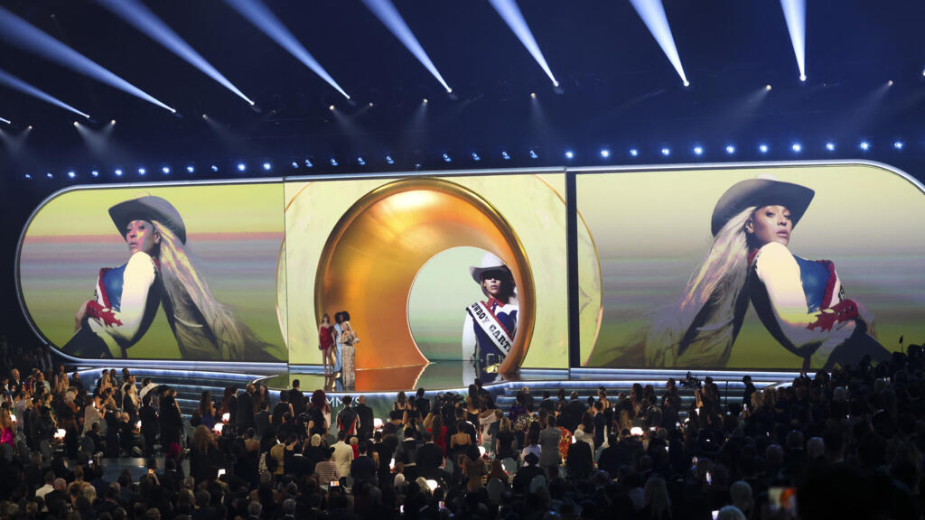 Beyoncé recebe o prêmio de Melhor Álbum Country por “Cowboy Carter” durante a 67ª Premiação Anual do Grammy em Los Angeles, Califórnia, EUA, em 2 de fevereiro de 2025.