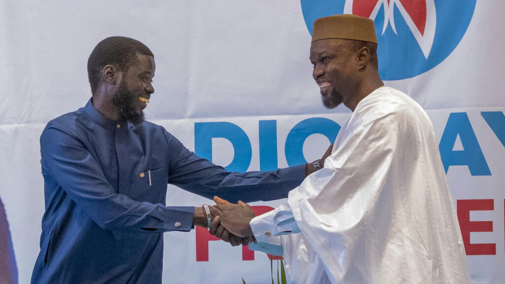 Bassirou Diomaye Faye et Ousmane Sonko réunis devant leurs partisans à Dakar lors de la campagne présidentielle, le 15 mars 2024 (photo d'illustration).