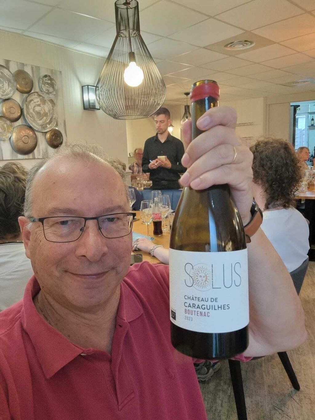 O consultor Rogério Rebouças com o vinho Boutenac, da região de Corbières.