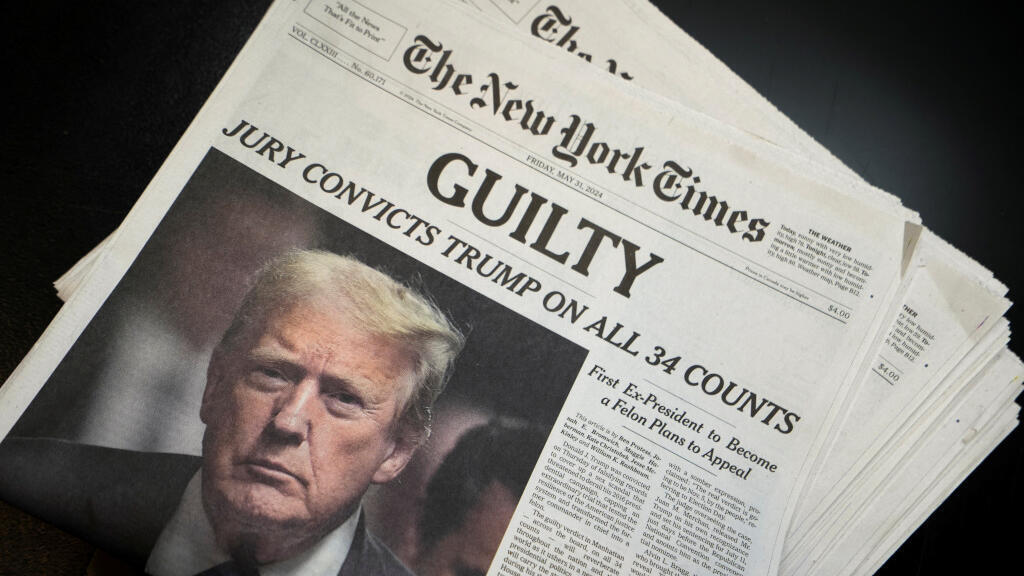 Les journaux du New York Times sont sous presse, suite à l'annonce du verdict du procès pénal de l'ancien président américain Donald Trump, accusé d'avoir falsifié des dossiers commerciaux pour dissimuler l'argent payé pour faire taire la star de cinéma pour adultes Stormy Daniels en 2016, au New York Times College. Point Printing Plant dans le Queens, New York, États-Unis, le 30 mai 2024.