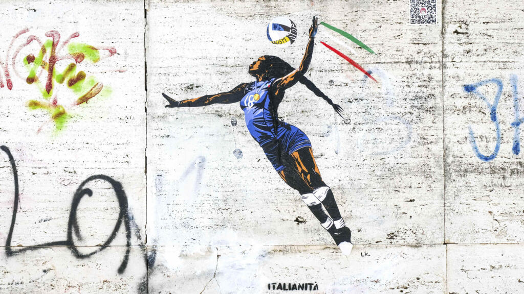 Vista de um mural em homenagem à jogadora de vôlei italiana Paola Egonu, em uma parede, em frente à sede do CONI na Viale Tiziano, em Roma, segunda-feira, 12 de agosto de 2024.