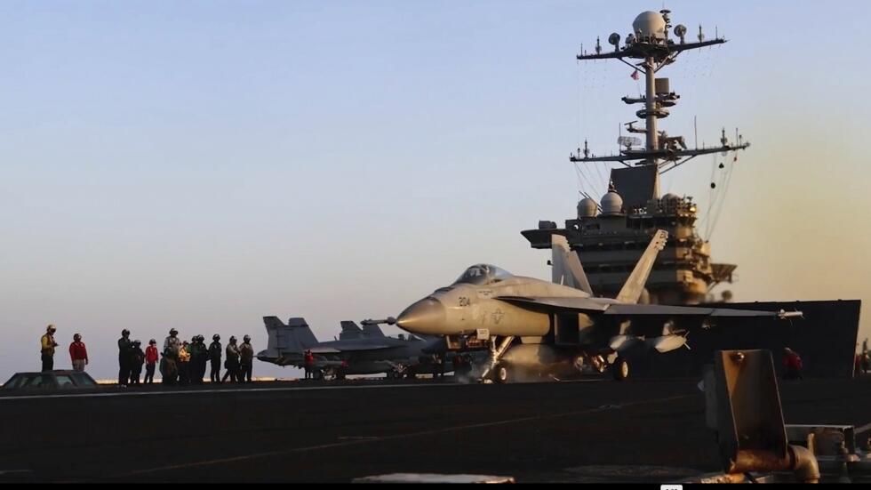 Un chasseur sur le porte-avions américain USS Harry S. Truman en mer rouge peu avant une attaque aérienne sur Sanaa, la capitale du Yémen, tenue par les rebelles Houthis, le 15 mars 2025.