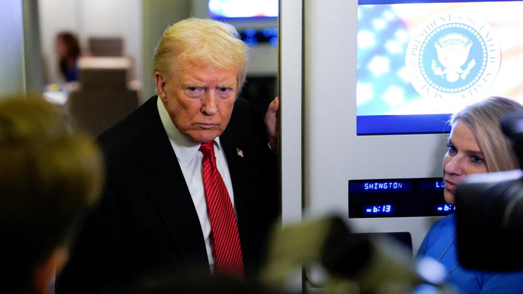 Le président américain Donald Trump observe les journalistes à bord d'Air Force One alors qu'il s'adresse à eux, en route vers la base militaire d'Andrews, aux États-Unis, le 2 novembre 2025.