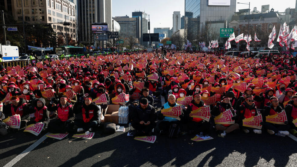 Wanaharakati wa vyama vya wafanyakazi wanamtaka Rais wa Korea Kusini Yoon Suk-yeol ajiuzulu mnamo Desemba 6, 2024 mjini Seoul.