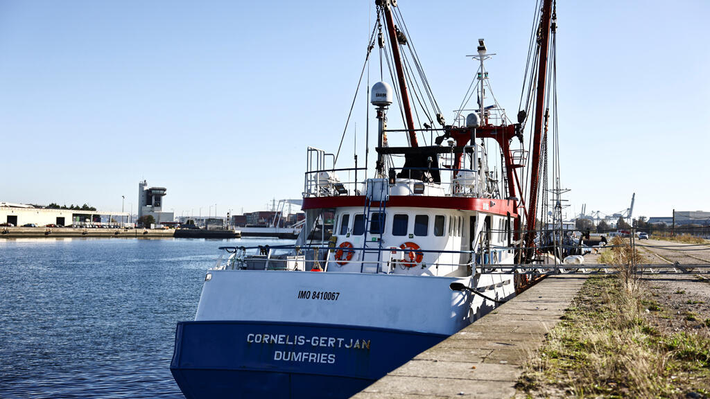 Un chalutier britannique Cornelis Gert Jan est aperçu amarré dans le port du Havre après que la France a saisi jeudi un chalutier britannique pêchant dans ses eaux territoriales sans permis, au Havre, en France, le 28 octobre 2021.