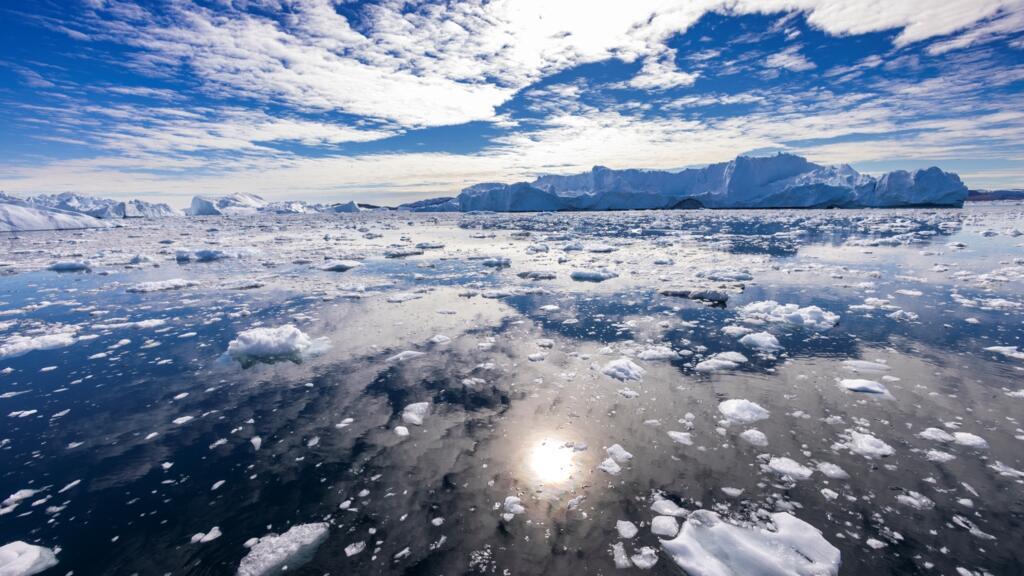Gelo é recuperado do oceano depois de se soltar naturalmente de icebergs, como em Disko Bay, na Groenlândia. (28/06/2022)
