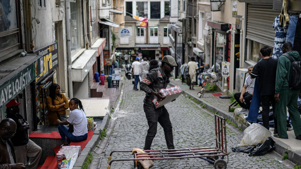 Un ouvrier charge un chariot dans une rue du quartier de Laleli, à Istanbul, le 27 mai 2025.