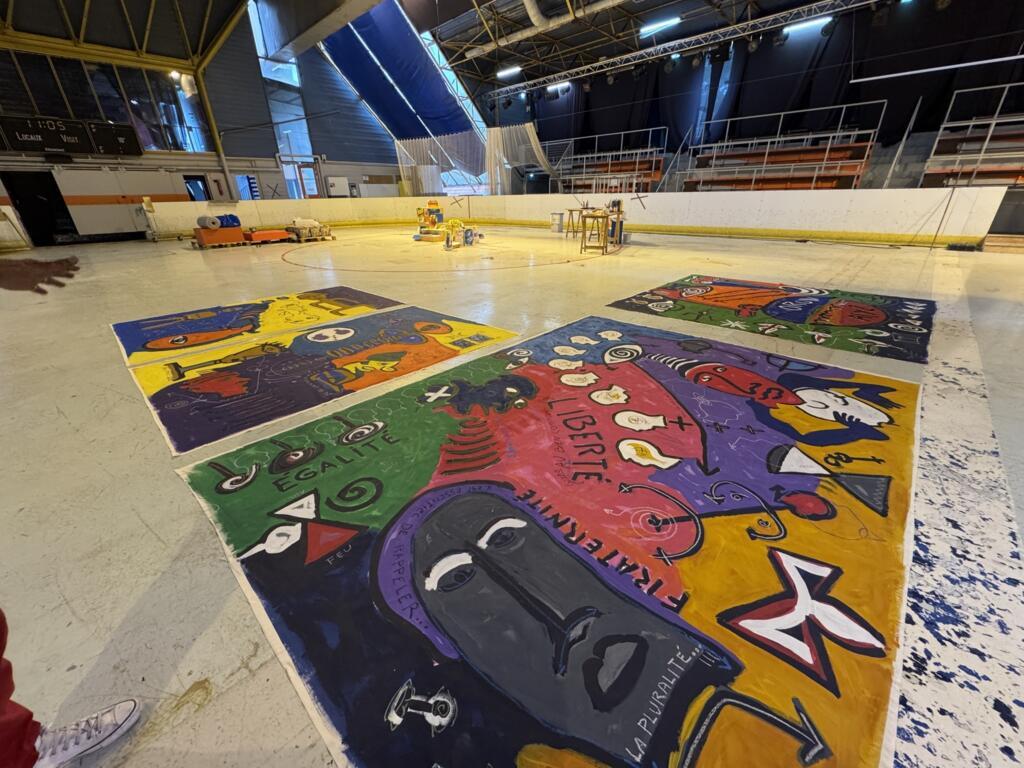 O artista Antonio Sergio Moreira realizou no espaço La Patinoire, em Saint-Ouen, várias oficinas de pintura em sacos de cimento reciclados, para adultos e crianças da região, em parceria com a prefeitura local.