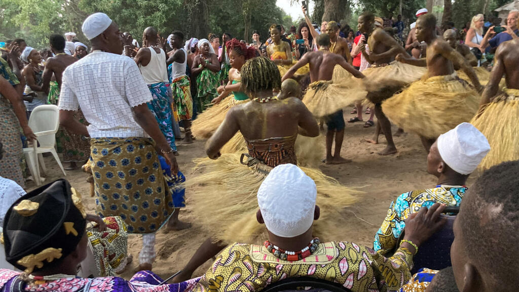 Lors de la fête des religions endogènes le 10 janvier 2025 au Bénin, des cérémonies vodoun et des spectacles étaient organisés à Ouidah, pendant trois jours, ici dans la Forêt Sacrée Kpassé.
