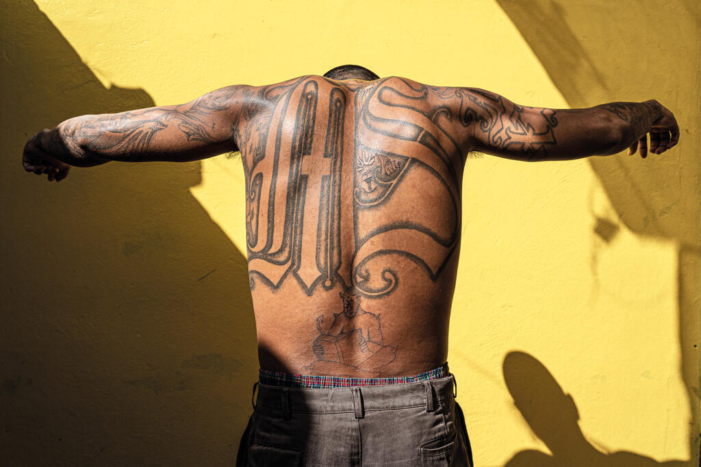 Membro do MS-13, 27 anos, no Centro Penal de Chalatenango.