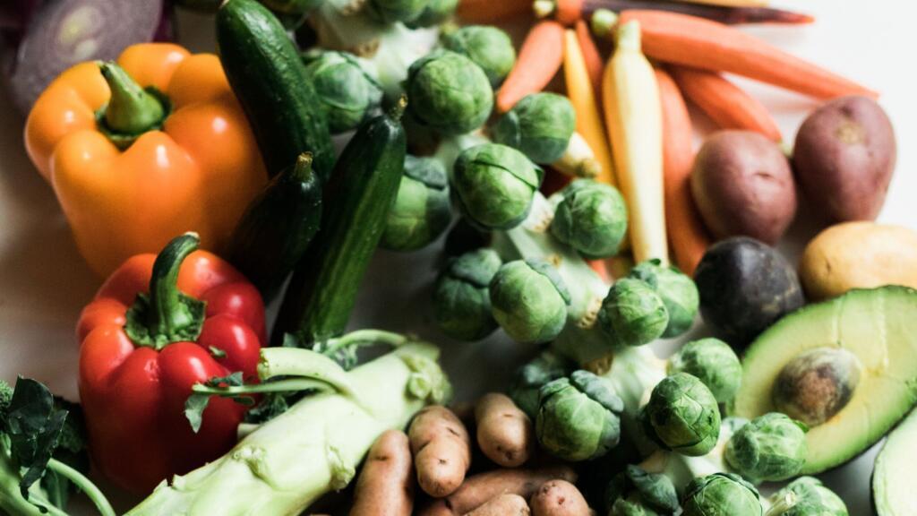 Cuisine économique : une solution, cuisiner les fanes et les épluchures