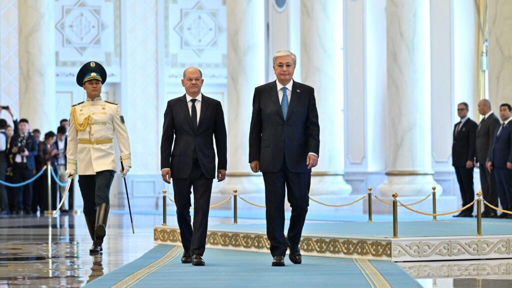Sur cette photo diffusée par le service de presse de la présidence du Kazakhstan, le président kazakh Kassym-Jomart Tokayev (à droite) rencontre le chancelier allemand Olaf Scholz à Astana, le 16 septembre 2024.