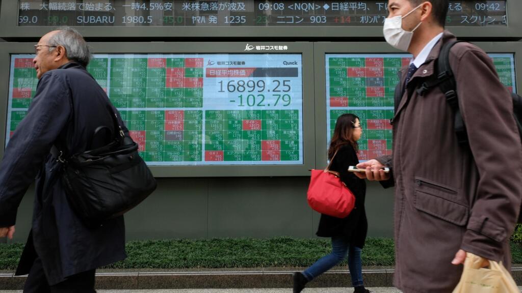 À Tokyo, l'indice clé Nikkei de Tokyo a baissé de 3% le 17 mars 2020.