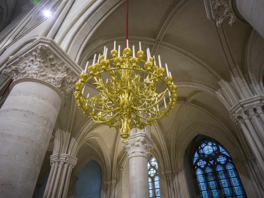 Lustre restauré à Notre-Dame de Paris.