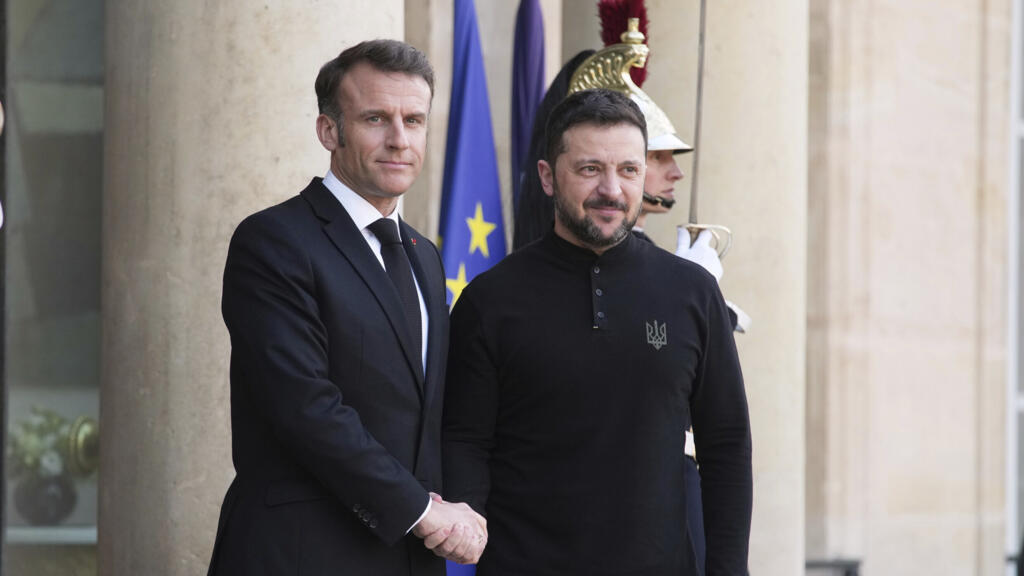 Le président français Emmanuel Macron, à gauche, accueille le président ukrainien Volodymyr Zelenskyy avant leur réunion pour préparer le rassemblement de jeudi des pays de la « coalition des volontaires » qui sont des alliés de l'Ukraine, mercredi 26 mars 2025 au palais de l'Élysée à Paris.