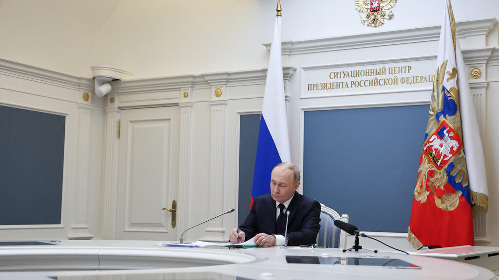 Tổng thống Nga Vladimir Putin theo dõi cuộc tập trận của lực lượng hạt nhân chiến lược qua video tại Điện Kremlin,  Matxcơva, ngày 22/10/2025.