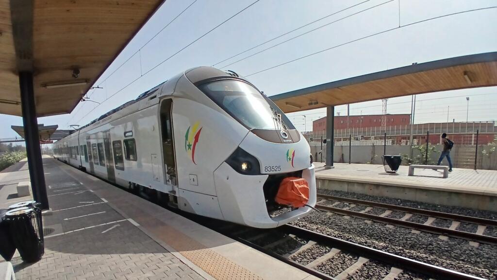 Train express régional, à la gare de Dakar. 