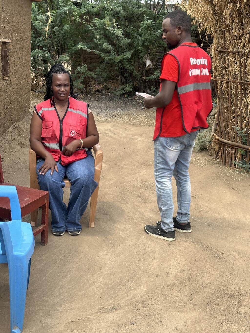 Mary Muteti akiwa na mhudumu mwenzake wa shirika la msalaba mwekundu Kakuma