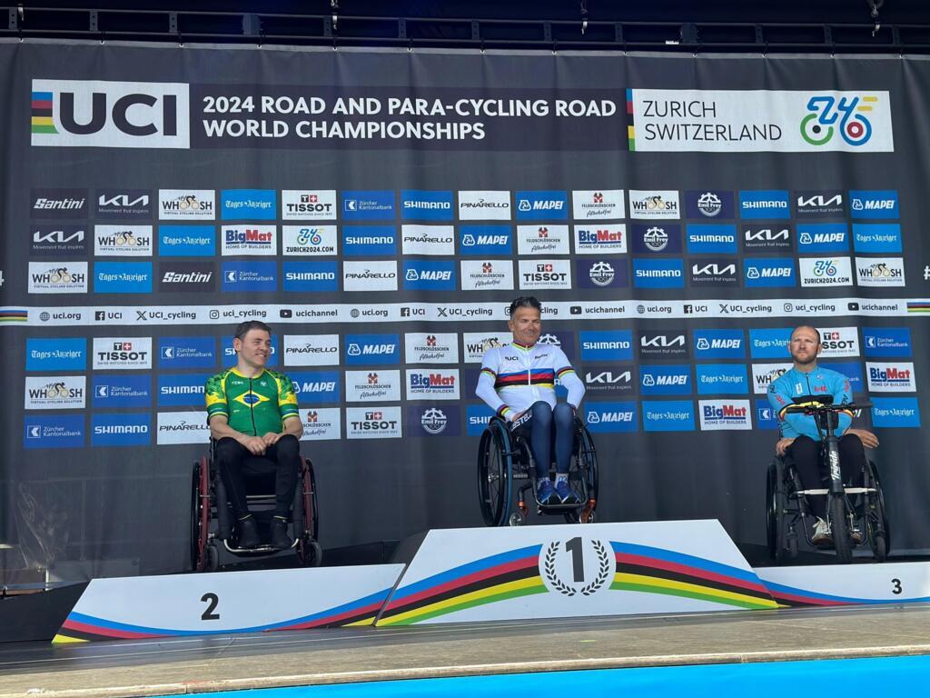 O mineiro de Nova Lima, Marcos Mello Júnio no pódio ao receber a medalha de prata no Campeonato Mundial de Paraciclismo. Em Zurique, em 24 de setembro de 2024.