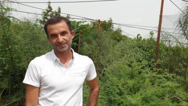 Riad Kawar, dans sa pépinière entre contrebas de l'usine de métallurgie Fabrimetal à Sébikotane dont il est le directeur. 11 août 2022.