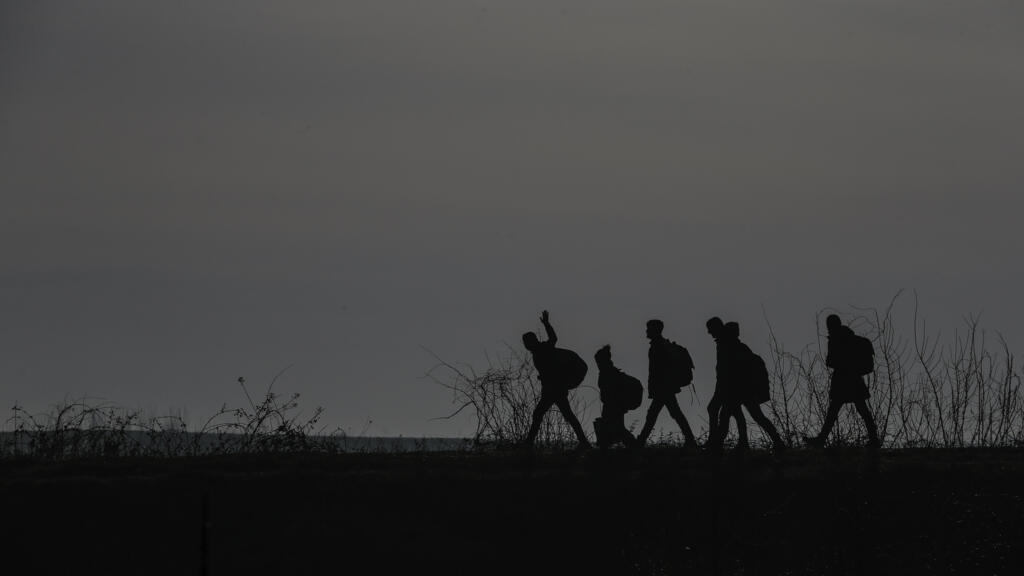 Migranți trecând râul Maritsa (Evros în greacă,) din Turcia în Grecia
