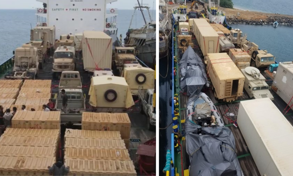 Ces deux photos ne montrent pas des armes sur le pont du Galaxy Leader contrairement à ce qu'avancent des internautes.