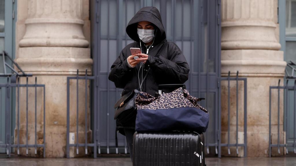 Les opérateurs télécoms appellent à privilégier les réseaux wifi, au lieu des mobiles. Ici, une femme près de la Gare du Nord à Paris, après le début du confinement en France, le 17 mars 2020.