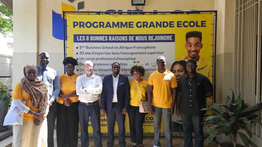 Les étudiants de Sup de Co Dakar (Sénégal) avec leur directeur Abdoul Aziz Sy et Bruno Faure (RFI)