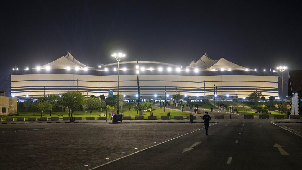Estádio Al Bayt, que tem o visual de uma enorme tenda árabe.