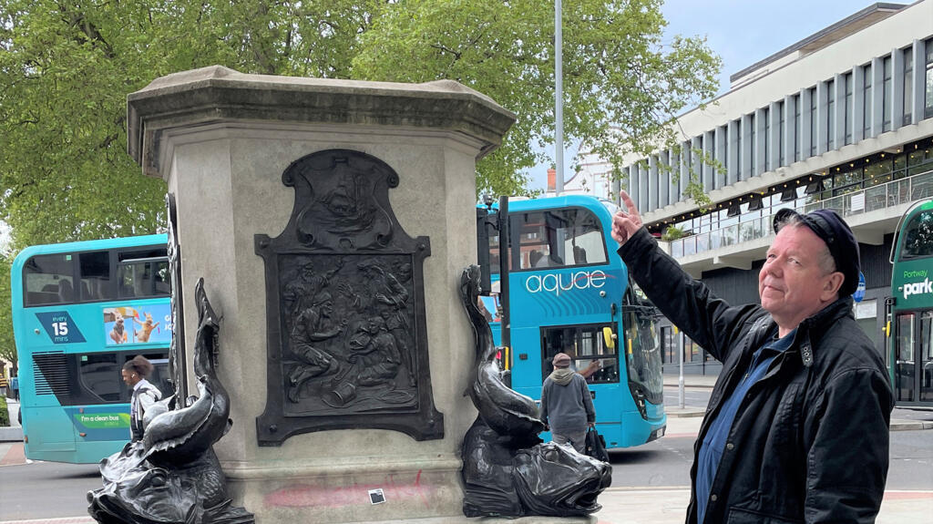 Mark Steel, co-auteur du livre «From Wulfstan to Colston» devant le socle de la statue du marchand d'esclaves Edward Colston, déboulonnée par les manifestants en juin 2020.