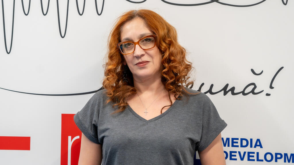 Sunt 14 ani de experiență acumulată în teatrul nonverbal la Compania Passe-Partout Dan Puric, experiență acumulată și din ateliere de teatru la Şcoala Specială nr. 1 pentru copii surdo-muţi din Dămăroaia sau la Centrele de zi Sf. Dumitru şi Pinocchio, Adelaida Zamfira a jucat în diferite seriale de televiziune, în film, dar teatrul pentru ea rămâne forma de artă care o împlineşte.