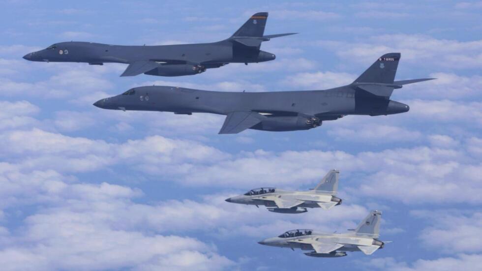 (Ảnh minh họa) Hai chiến đấu cơ FA-50 của Không quân Philippines bay cùng với hai máy bay ném bom B-1 của Không quân Hoa Kỳ trong một cuộc tuần tra và huấn luyện chung trên Biển Đông, ngày 4 tháng 2 năm 2025.