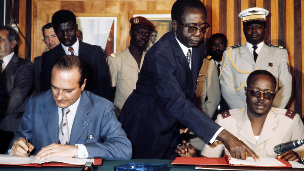 Jacques Chirac (G) et Félix Malloum (D), pendant la signature des accords, en mars 1976, à N'Djaména, lors de la visite officielle de Jacques Chirac au Tchad.