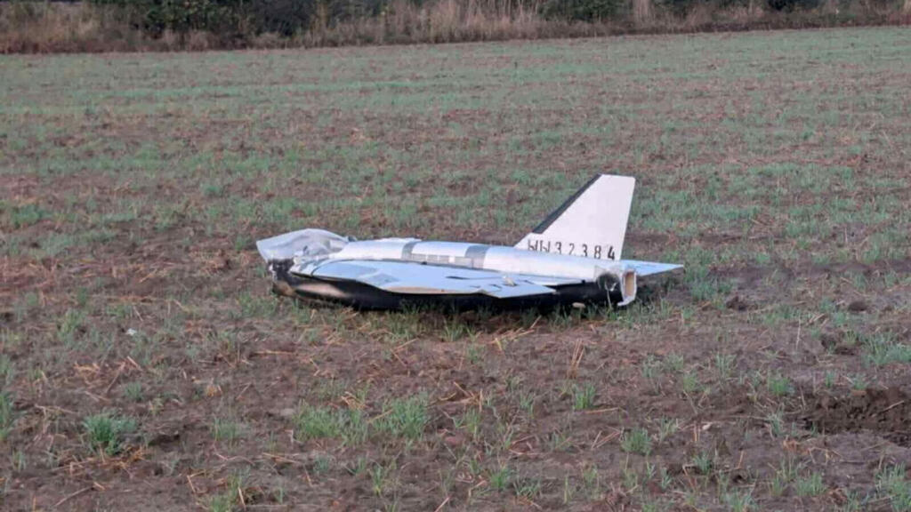 Sur cette image obtenue sur les réseaux sociaux, un drone endommagé gît après sa chute dans le village de Czosnowka, dans l'est de la Pologne, le 10 septembre 2025.