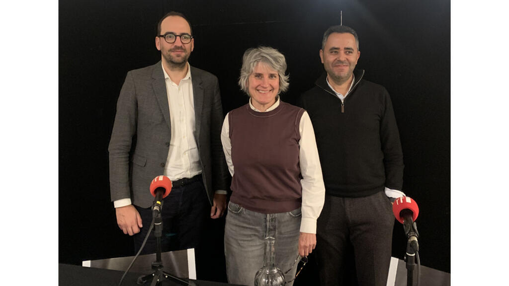 L'historien Florian Louis et le sociologue Mustapha El-Miri avec Juliette Rengeval lors de l'enregistrement de l'émission au Théâtre de la Criée.