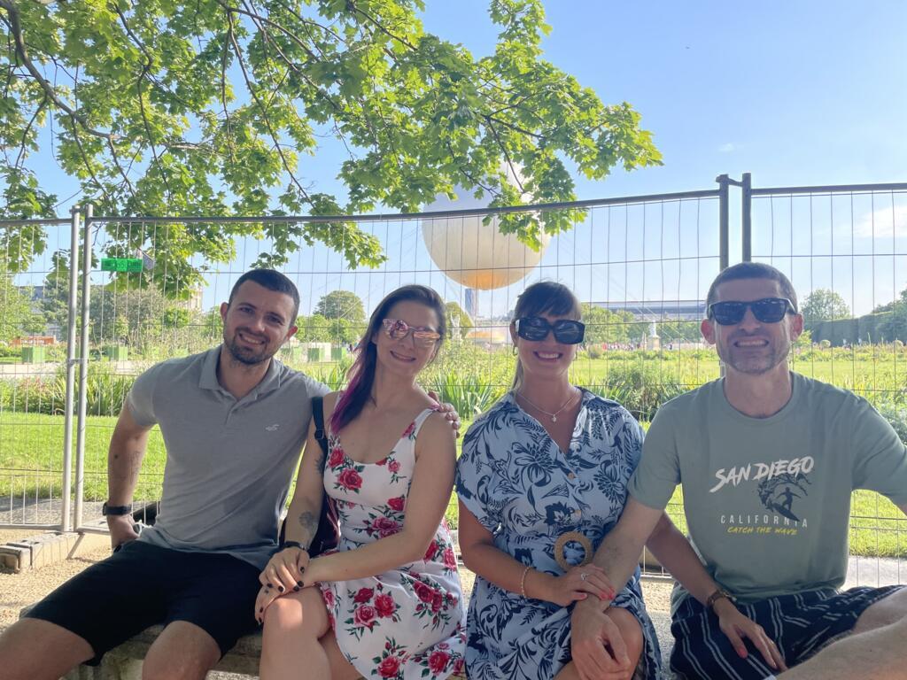 Patricia (segunda da esquerda para a direita) foi aos jardins de Tuileries com amigos brasileiros para conferir de perto a pira olímpica. 