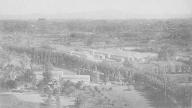 Toàn cảnh khu tập thể "Gia Dinh" nằm giữa Saint-Chamas và Miramas, được xây để tiếp nhận lính thợ Đông Dương làm việc tại Nhà máy thuốc súng Saint-Chamas, Pháp. Khu vực sắp bị phá để xây quần thể khách sạn. Ảnh do Jacques Lemaire cung cấp.