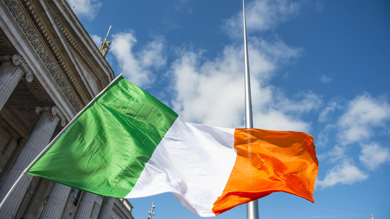 Irlande: importé du Royaume-Uni, le mouvement «hisser les couleurs» interpelle